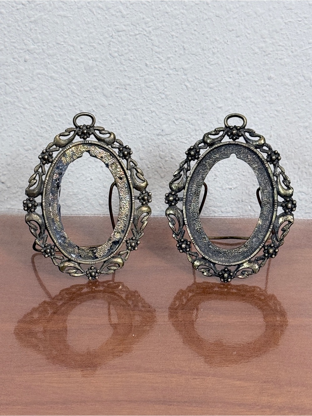 2 Vintage Gold-Tone Ornate Floral 3.5-inch Oval Metal Photo Frames
